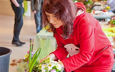 Privatperson bei einem Ausscheidungswettkampf der Floristen mit Link zu Eventfotografie